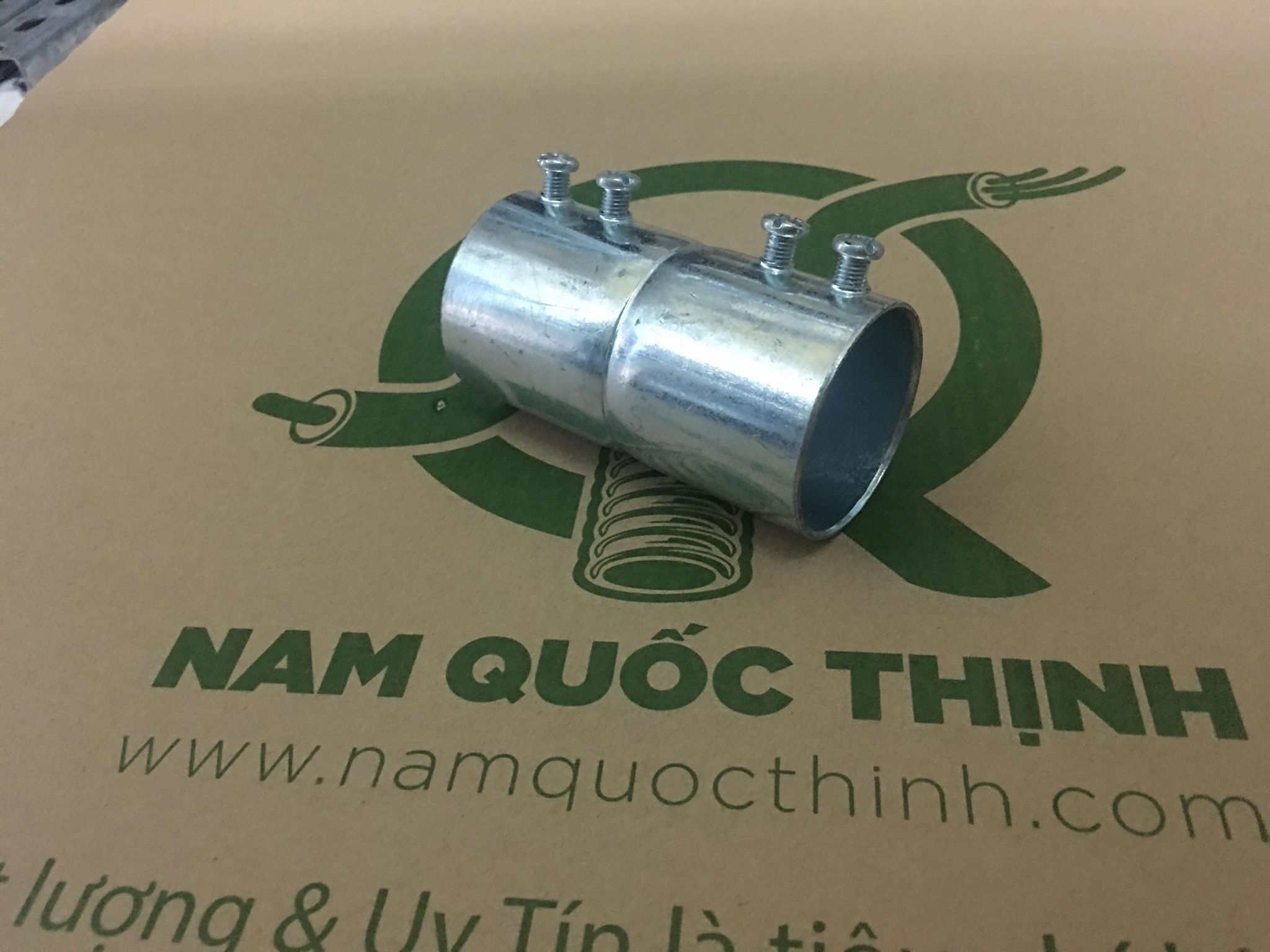 khớp nối ống trơn emt 1-1/2"